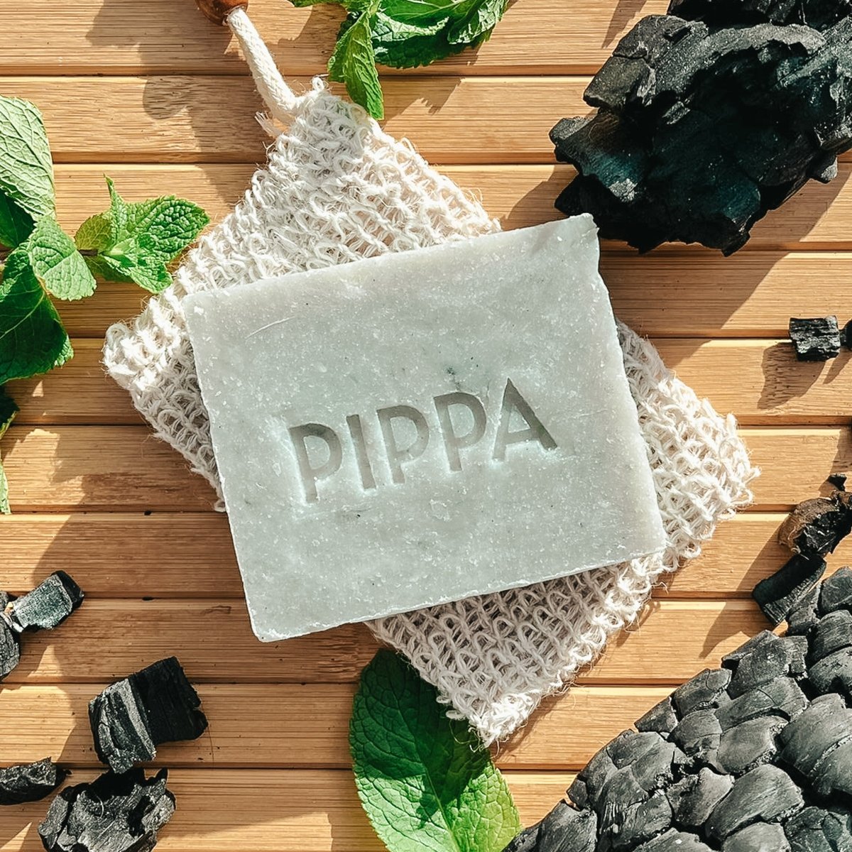 PIPPA Shampoo Bar Charcoal & Peppermint - Cura-Nutritio | Diervoeding & Meststoffen & Bakmixen